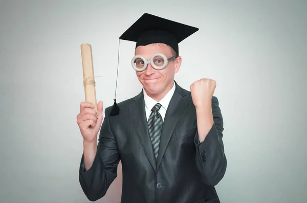 Délicieux Étudiant Diplômé Dans Casquette Avec Certificat Diplôme Isolé Sur — Photo