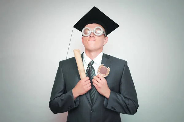 Étudiant Diplômé Dans Casquette Avec Certificat Diplôme Médaille Dans Les — Photo