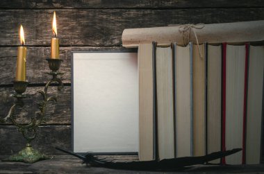 Yanan mum ışığında boş boş sayfaları ile açık bir kitap. Yazar ya da yazar kavramı.