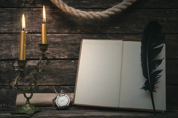 Yanan mum ışığında boş boş sayfaları ile açık bir kitap. Yazar ya da yazar kavramı.