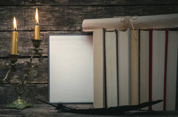 Yanan mum ışığında boş boş sayfaları ile açık bir kitap. Yazar ya da yazar kavramı.