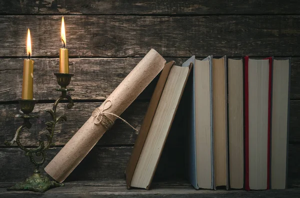Yanan Mum Işığında Masada Kitap Yığını Yazar Yazar Kavramı Okula — Stok fotoğraf