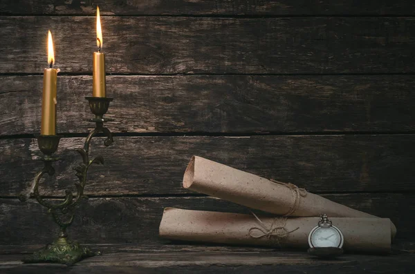 Envuelto Papel Pergamino Páginas Luz Vela Ardiente Vieja Carta Concepto — Foto de Stock