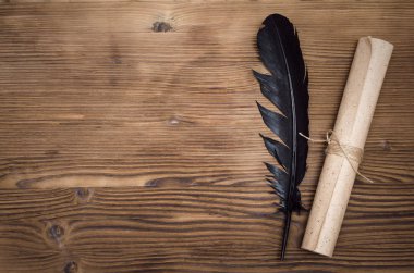 Tüy mürekkep kalem ve kağıt belge kopya alanı ile resepsiyon tabloda kaydırma yapma.