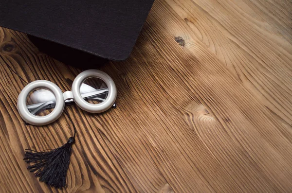 Gorra Graduado Gafas Divertidas Escritorio Escuela Madera Con Espacio Para — Foto de Stock