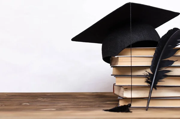 Pilha Livros Boné Pós Graduação Caneta Pena Tinta Mesa Escola — Fotografia de Stock