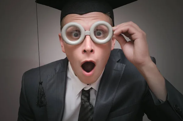 Estudante Graduado Boné Isolado Fundo Cinza Conceito Educação — Fotografia de Stock