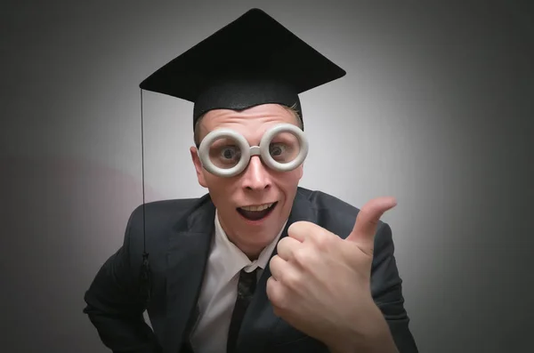 Étudiant Diplômé Dans Casquette Montre Pouce Vers Haut Isolé Sur — Photo