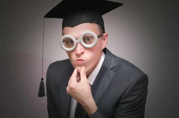 Estudiante Graduado Pensativo Tapa Está Pensando Aislado Fondo Gris Concepto —  Fotos de Stock