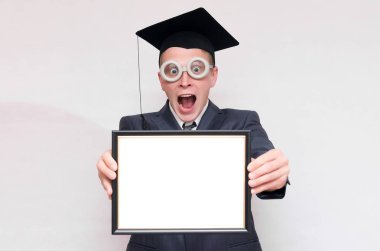 Yüksek lisans öğrencisi holding şapkalı gri arka plan üzerinde izole bir diploma sertifika eller. Eğitim kavramı.