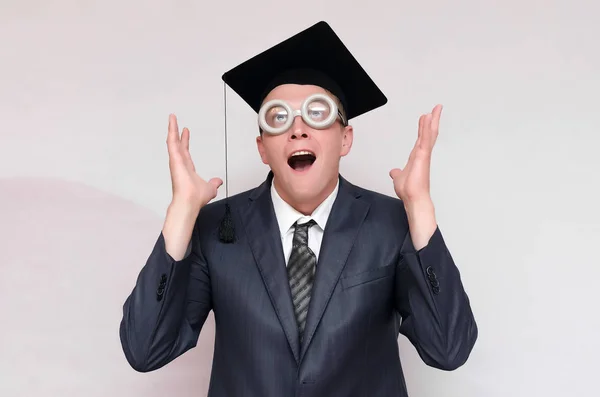 Glücklicher Absolvent Mit Erhobenen Händen Auf Grauem Hintergrund Bildungskonzept — Stockfoto