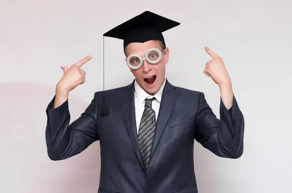 Estudante Graduação Está Mostrando Seu Boné Formatura Sua Cabeça Isolada — Fotografia de Stock