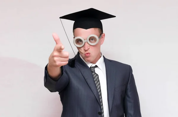 Estudante Pós Graduação Descontente Arrogante Boné Isolado Fundo Cinza Conceito — Fotografia de Stock