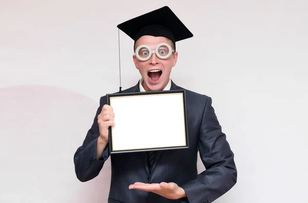 Studente Laureato Nel Berretto Che Tiene Mano Certificato Diploma Isolato — Foto Stock