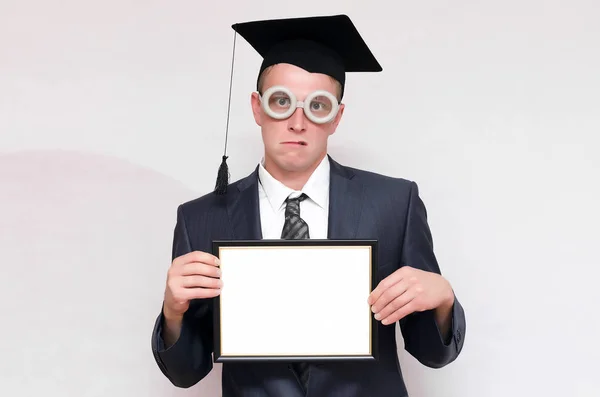 Ontevreden Afgestudeerde Student Holding Handen Een Lege Diploma Met Kopie — Stockfoto