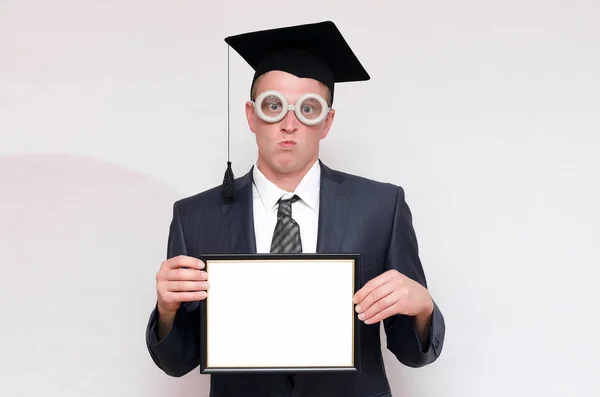 Studente Laureato Scontento Che Tiene Mano Diploma Bianco Con Spazio — Foto Stock