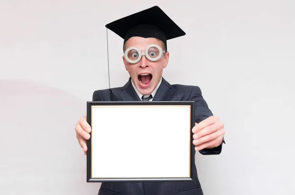 研究生在手捧着一张文凭证书 在灰色背景下被隔离 教育理念 — 图库照片