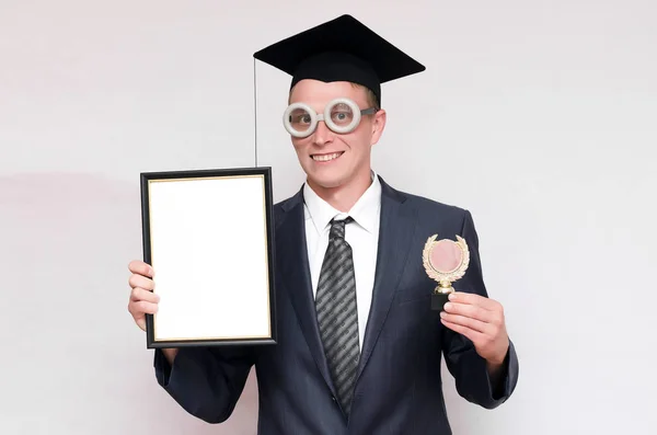 Estudante Pós Graduação Feliz Segurando Mãos Diploma Branco Medalha Ouro — Fotografia de Stock