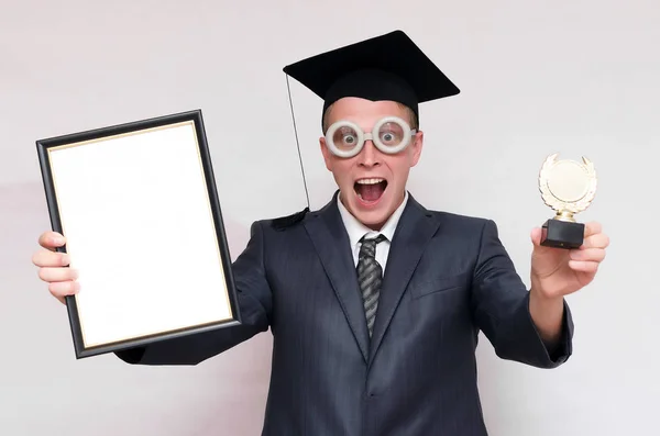 Estudante Graduado Gorro Que Mantém Mãos Certificado Diploma Prêmio Medalha — Fotografia de Stock