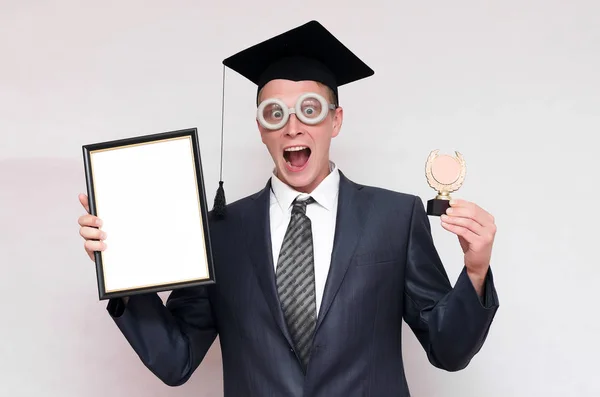 Estudante Graduado Gorro Que Mantém Mãos Certificado Diploma Prêmio Medalha — Fotografia de Stock