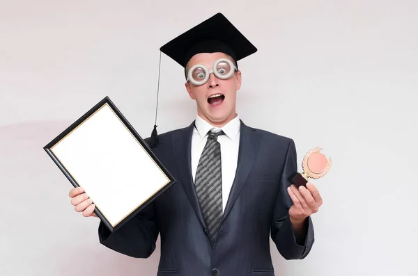 Scioccato Studente Laureato Nel Berretto Che Tiene Mano Certificato Diploma — Foto Stock