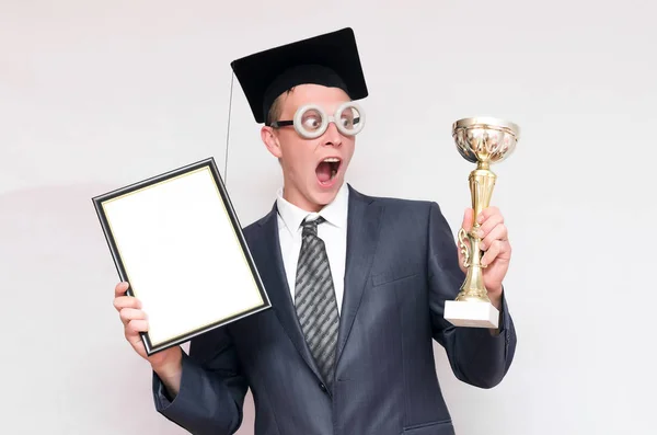 Studente Laureato Possesso Diploma Bianco Premio Coppa Oro Isolato Sfondo — Foto Stock