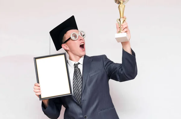 Studente Laureato Possesso Diploma Bianco Premio Coppa Oro Isolato Sfondo — Foto Stock