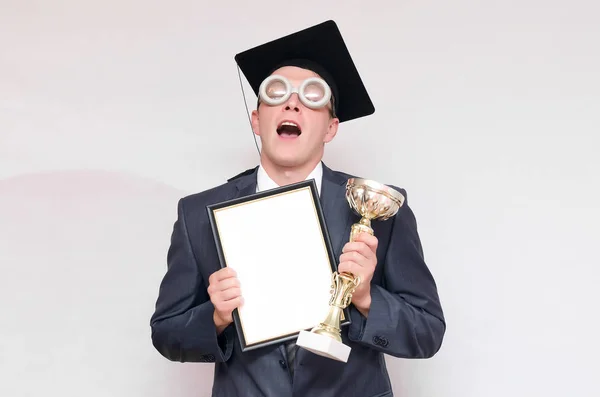 Graduado Estudante Segurando Mãos Diploma Branco Prêmio Copo Ouro Isolado — Fotografia de Stock