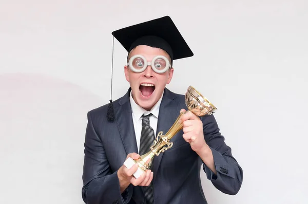 Graduado Estudante Segurando Mãos Troféu Prêmio Xícara Ouro Isolado Fundo — Fotografia de Stock