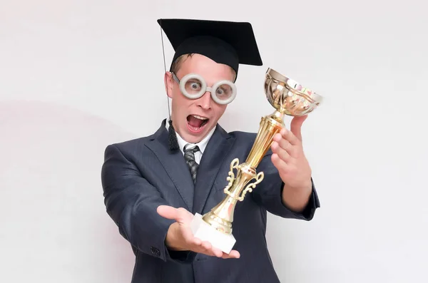 Estudiante Graduado Sosteniendo Las Manos Trofeo Premio Copa Oro Aislado —  Fotos de Stock