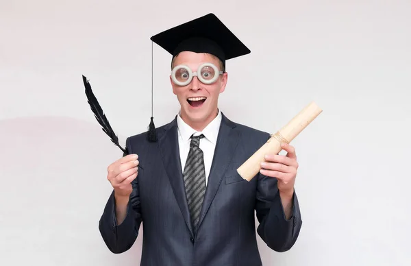 Étudiant Diplômé Dans Casquette Tenant Dans Les Mains Rouleau Diplôme — Photo