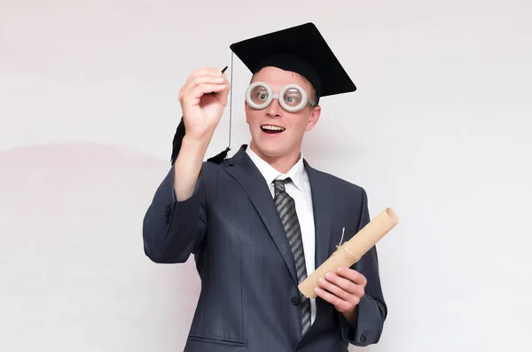 Étudiant Diplômé Dans Casquette Tenant Dans Les Mains Rouleau Diplôme — Photo