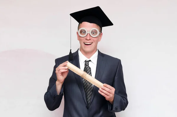Estudante Graduado Gorro Que Mantém Mãos Pergaminho Diploma Isolado Contexto — Fotografia de Stock