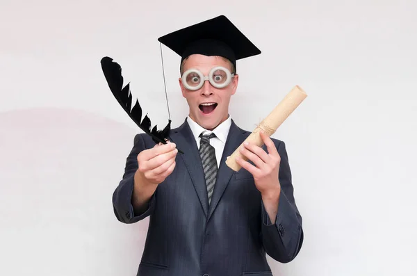 Étudiant Diplômé Dans Casquette Tenant Dans Les Mains Rouleau Diplôme — Photo