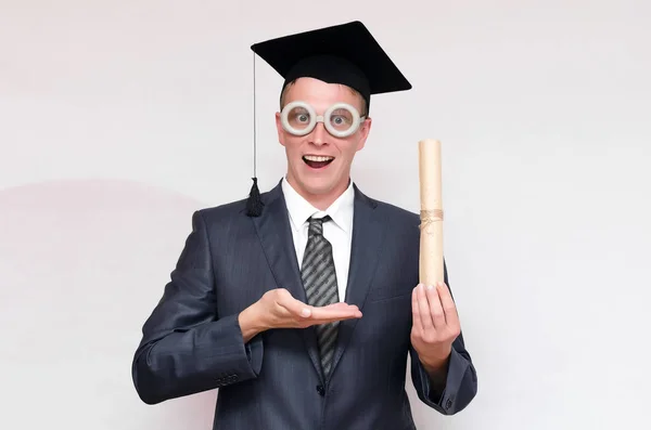 Estudante Graduado Gorro Que Mantém Mãos Pergaminho Diploma Isolado Contexto — Fotografia de Stock