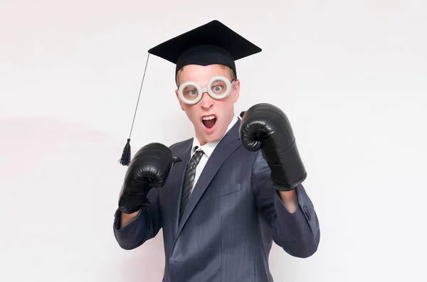 Estudiante Graduado Enojado Los Guantes Boxeo Aislado Sobre Fondo Gris —  Fotos de Stock