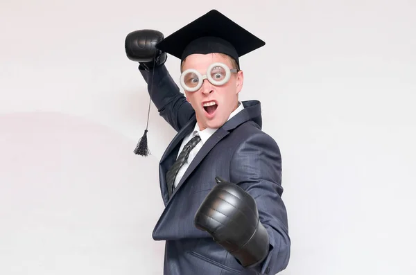 Wütender Doktorand Boxhandschuhen Auf Grauem Hintergrund Bildungskonzept Schutz Der Diplomarbeit — Stockfoto