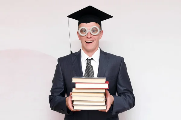 灰色の背景に分離された本を持つ幸せな大学院生 教育コンセプト — ストック写真