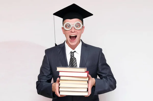 Afgestudeerde Student Met Boeken Geïsoleerd Een Grijze Achtergrond Onderwijs Concept — Stockfoto