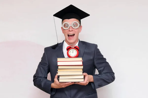 Estudiante Graduado Con Libros Despertador Rojo Aislado Sobre Fondo Gris —  Fotos de Stock