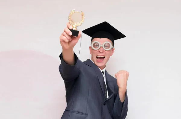 Studente Laureato Successo Che Tiene Mano Trofeo Medaglia Oro Isolato — Foto Stock