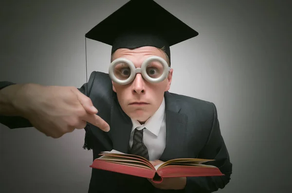 Sorprendido Estudiante Graduado Leyendo Libro Aislado Sobre Fondo Gris Concepto —  Fotos de Stock