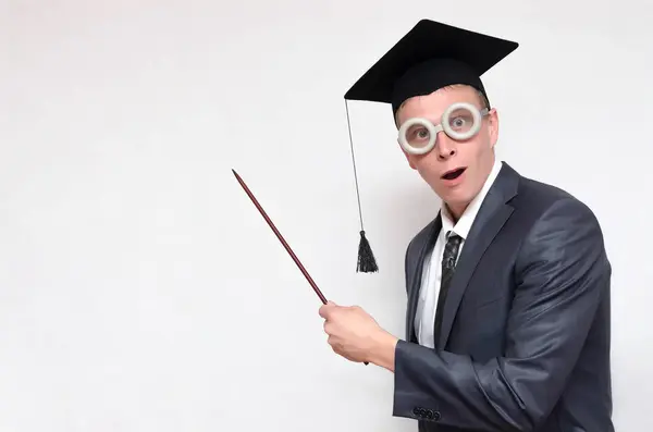 Estudante Pós Graduação Incrível Com Ponteiro Escola Mostrando Espaço Cópia — Fotografia de Stock