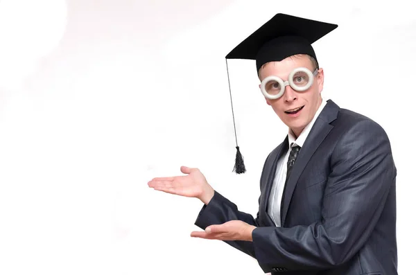 Ευτυχισμένος Μεταπτυχιακός Φοιτητής Στο Καπάκι Αποφοίτηση Δείχνει Στον Χώρο Αντίγραφο — Φωτογραφία Αρχείου