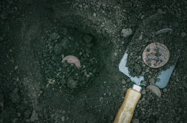Paralar aranıyor. Hazine avcılık kavramı. Bir kayıp hazine arayışı içinde.
