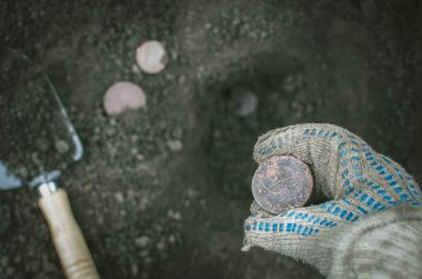 5 kopeks para sikke Bulucu elinde Rus İmparatorluğu'nun yaşlı. Hazine avcılık kavramı. Bir kayıp hazine arayışı içinde.