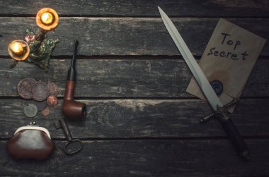 En iyi gizli belgeleri dosya, anahtar, hançer, İçilmeyen boru ve Dedektif casus ajan sikkelerinde ile cüzdan.