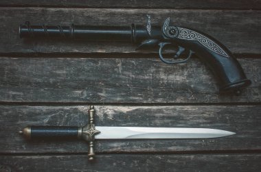 Ahşap masa arka plan kopya alanı ile tüfek silah ve hançer bıçak. 
