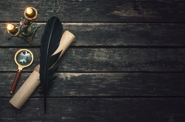 Tüy tükenmez kalem, kağıt kaydırma belge ve Büyüteç Camı kopya alanı ile resepsiyon masasında.