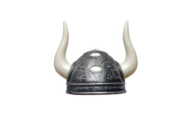 Beyaz arka plan üzerinde izole boynuzları olan Viking kask.